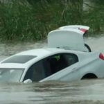 BMW se hunde en un río