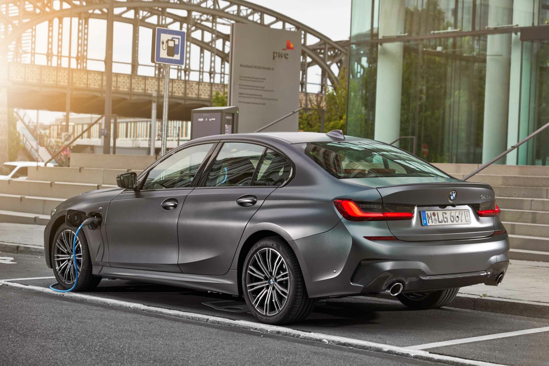 BMW 330e 2020: XtraBoost en las calles colombianas - Fuel Car Magazine