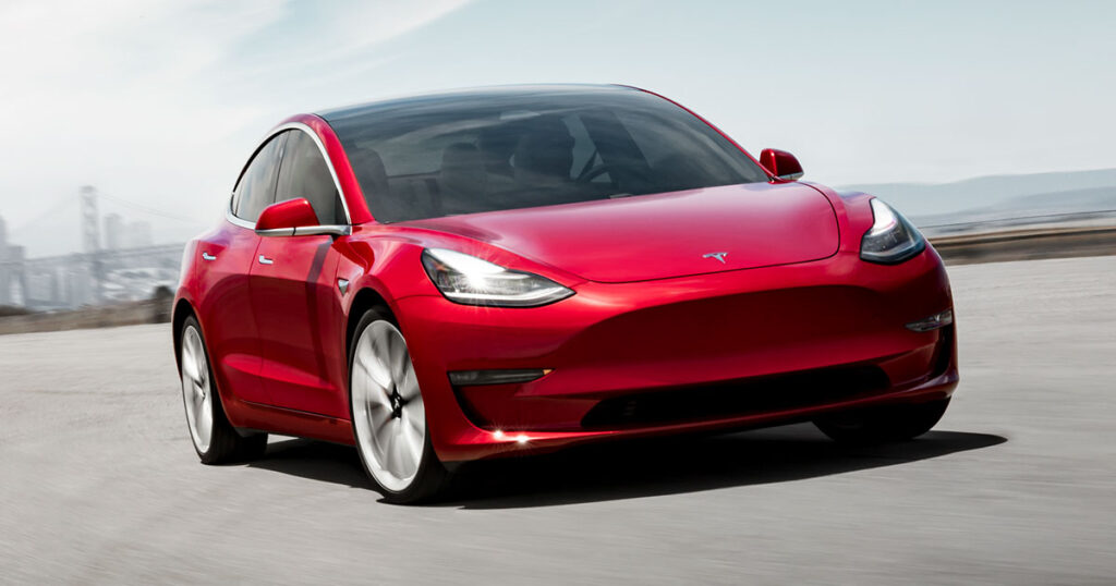 Hombre compra 28 Tesla