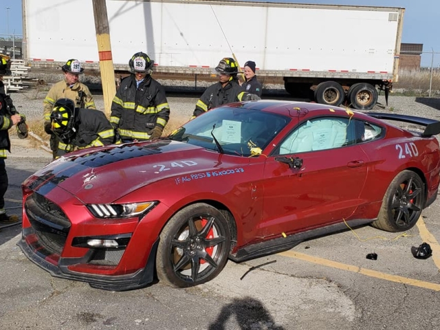 Shelby GT500 destruido bomberos