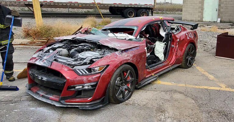 Shelby GT500 destruido bomberos