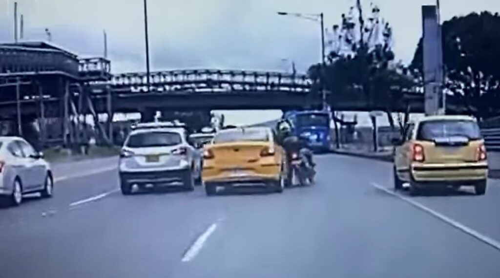 Taxi arrolló moto 
