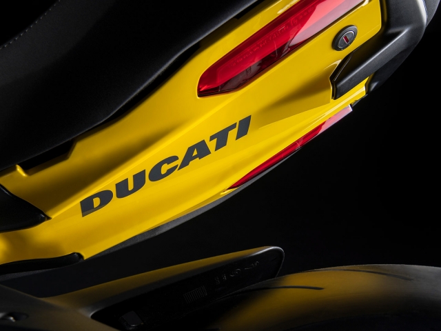 Ducati Diavel 1260 S Black and Steel 11