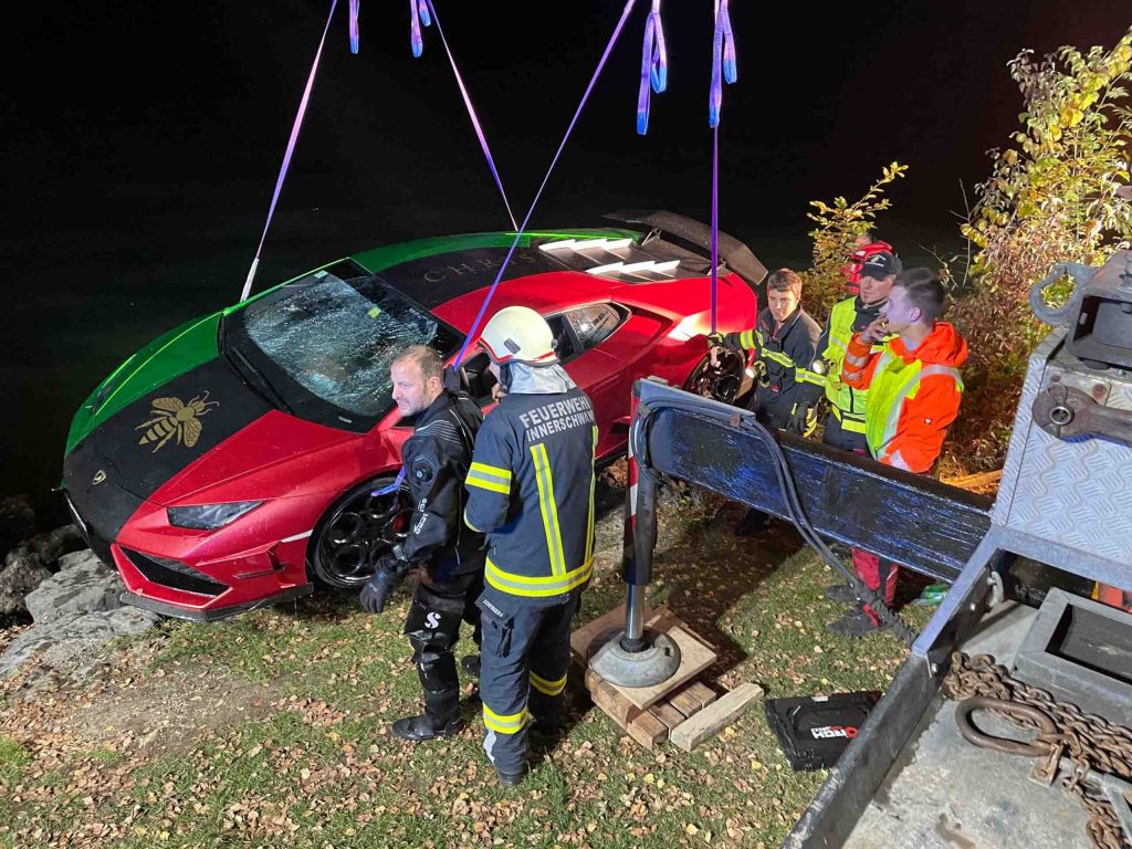 Un conductor de Lamborghini confunde el pedal del freno con el acelerador y  va a parar a un lago - Fuel Car Magazine