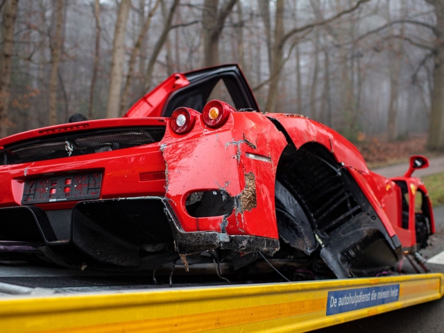 Ferrari Enzo chocado