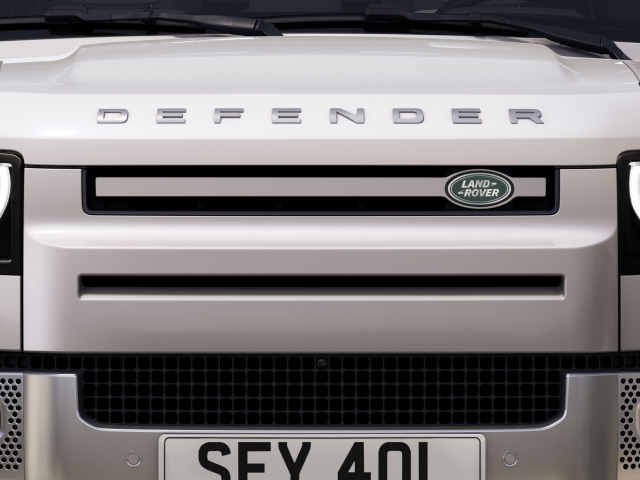 Land Rover Defender 130 3