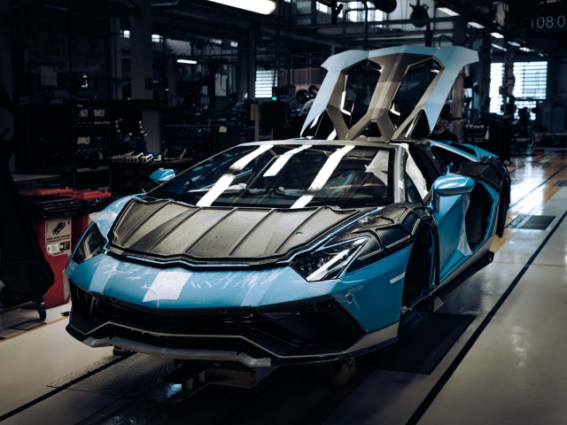 Lamborghini-Aventador-V12