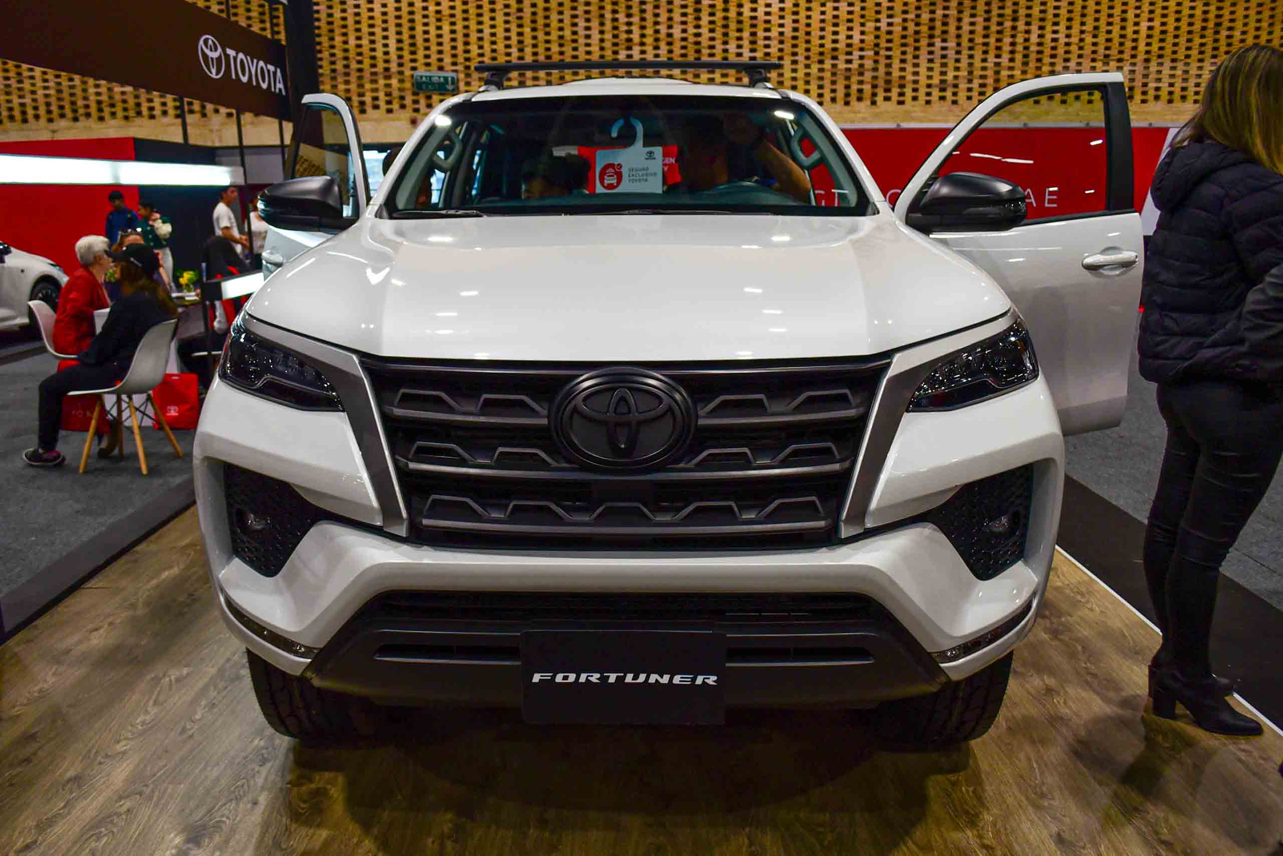 Toyota-Fortuner-Black-Edition-Colombia