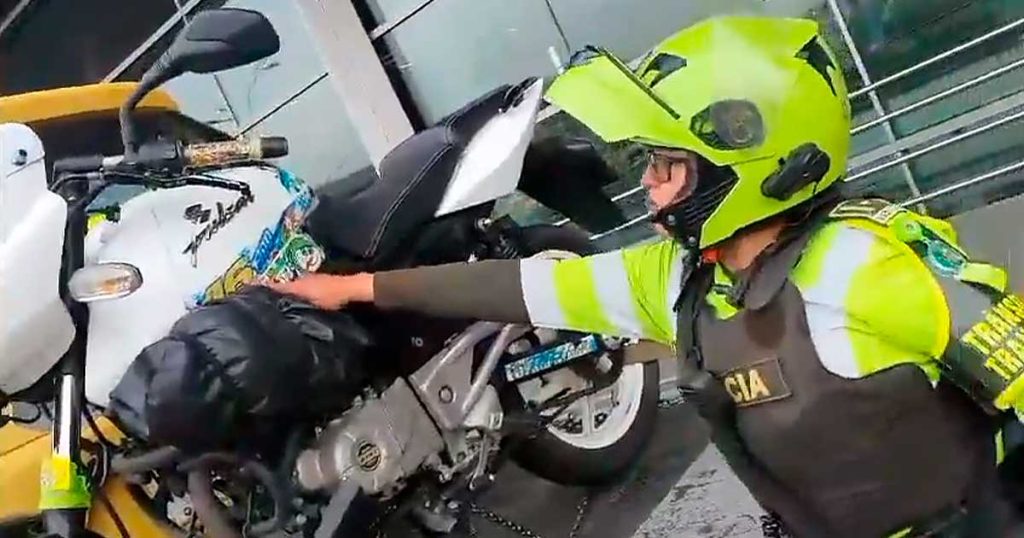 Video-patrullera-calcomanías-Bogotá