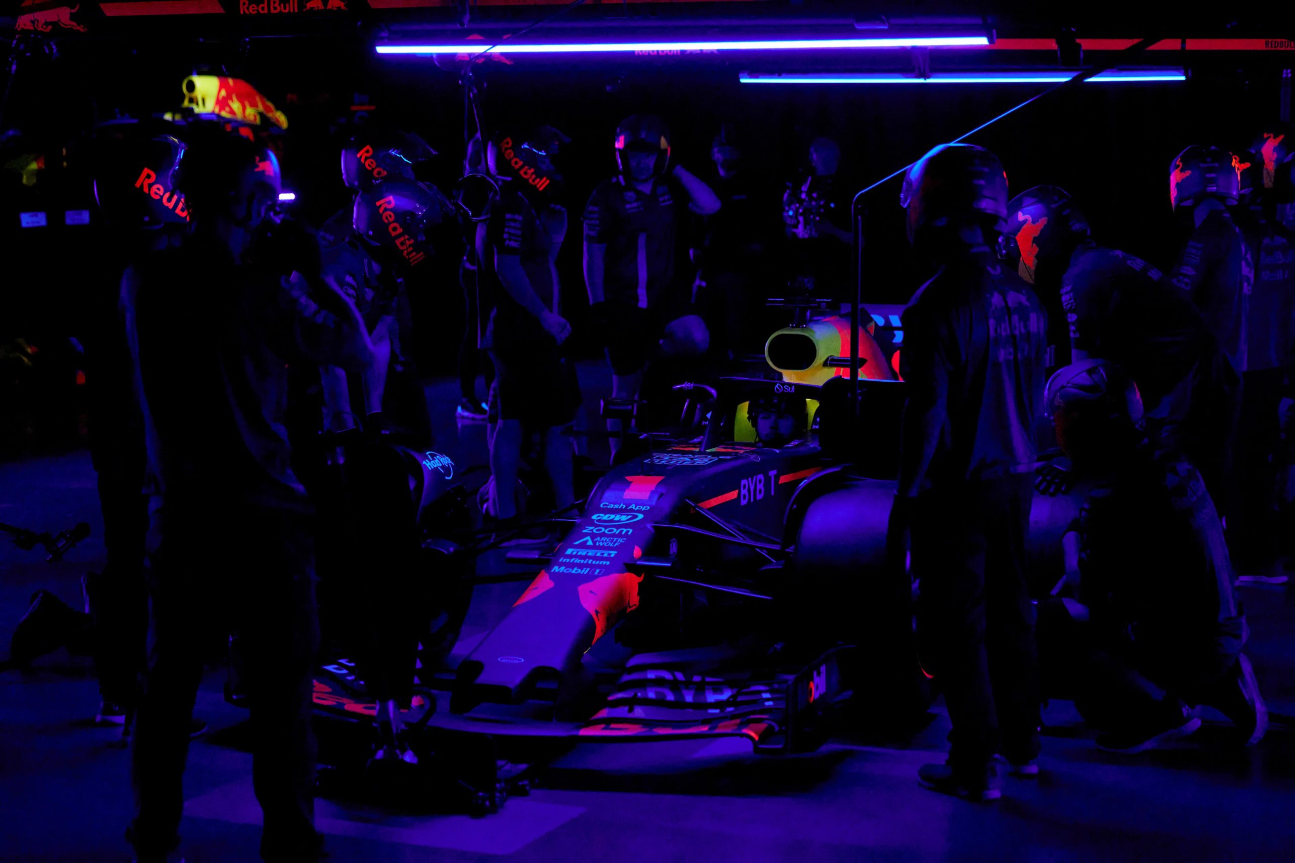 Red Bull pits récord oscuridad