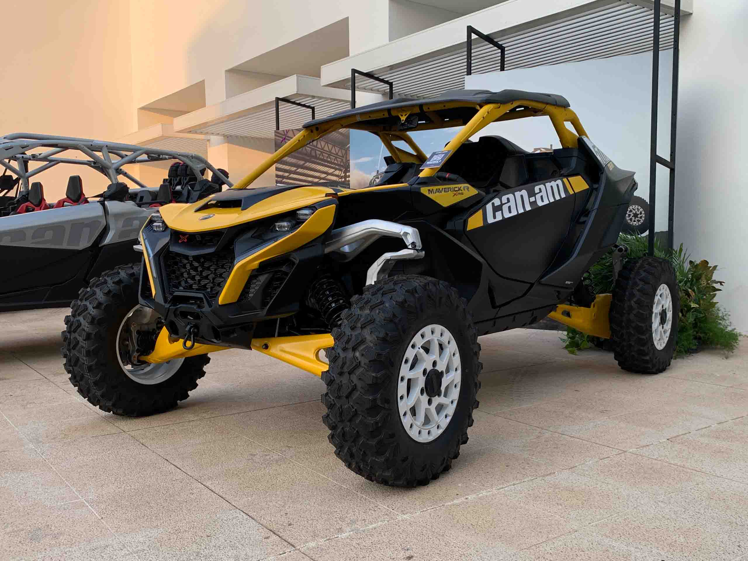 Can-Am-Maverick-R-Colombia