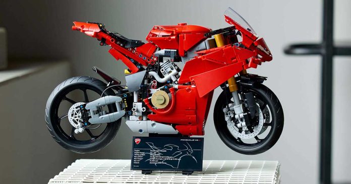 Ducati-Panigale-V4-S-Lego