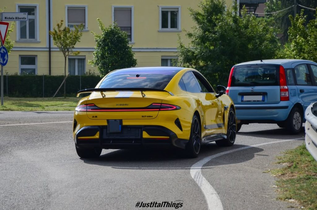 Xiaomi SU7 Ultra saliendo de la fábrica de Ferrari
