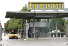 Xiaomi SU7 Ultra saliendo de la fábrica de Ferrari