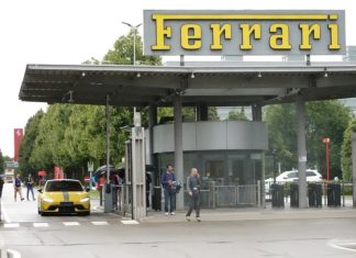 Xiaomi SU7 Ultra saliendo de la fábrica de Ferrari