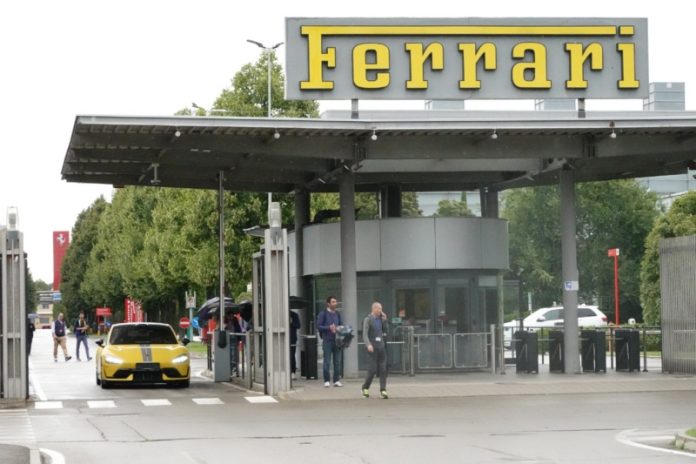 Xiaomi SU7 Ultra saliendo de la fábrica de Ferrari