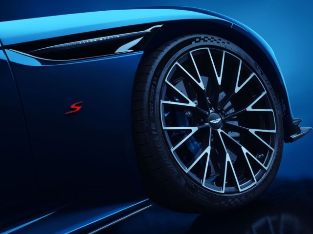 Aston Martin DB12 S