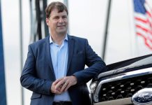 «Pueden acabar con todos nosotros»: el CEO de Ford advierte sobre la amenaza del mercado de China Jim Farley CEO Ford amenaza China