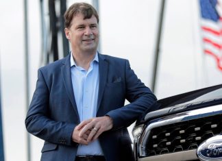 «Pueden acabar con todos nosotros»: el CEO de Ford advierte sobre la amenaza del mercado de China Jim Farley CEO Ford amenaza China