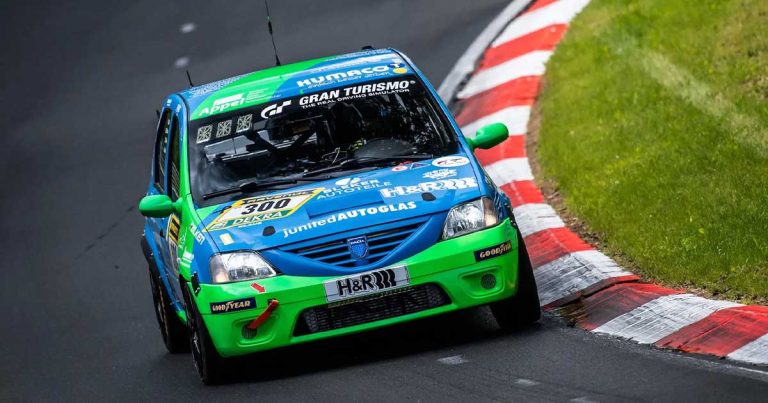 Un Dacia Logan se robó las miradas en las 24 Horas de Nürburgring 2026